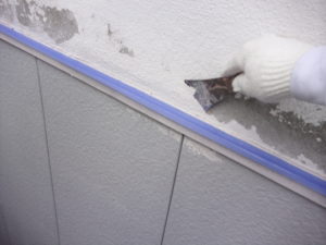 <p>ケレン作業です。外壁のすでに浮いていたり剥がれていた箇所は、皮スキで旧塗膜を削り落とします。