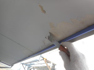<p>次に、軒天塗装作業に取り掛かります。既存の塗膜を剥がします。