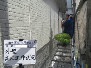 <p>外壁も屋根同様高圧洗浄でしっかり洗い落としていきます。