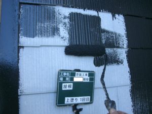 <p>屋根上塗り一回目です。