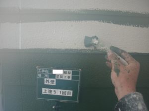 <p>外壁上塗り1回目です。光が差し込みぼやけております。申し訳ございません(ノД`)・゜・。