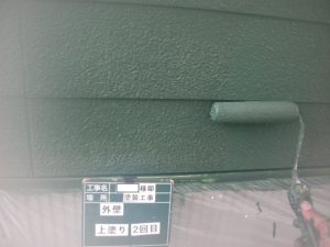 <p>外壁上塗り2回目です。1回目同様・・・申し訳ございません(ノД`)・゜・。しかし、塗装作業に抜かりなしでございます(^_-)-☆