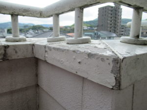 <p>ベランダの笠木は劣化が進んでいました。