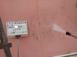 <p>汚れを落としていきます。