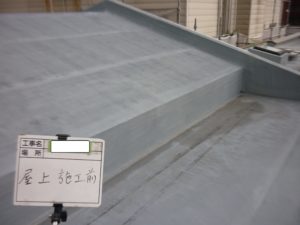 <p>屋根の施工前です。経年劣化による色あせが見られます。