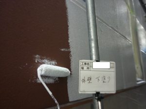 <p>下塗りをします。