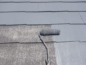 <p>屋根下塗り作業。上塗りとの密着度を高める為、丁寧に塗っていきます。