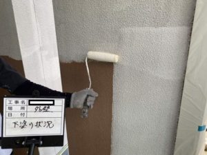 <p>外壁も下塗りをしていきます。