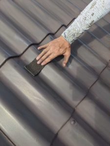 <p>トタン屋根全体をワイヤーブラシ等でこすり、錆びや汚れ、剥がれかけた古い塗膜などを取り除きます。