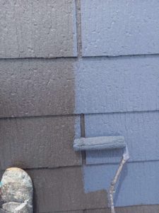 <p>屋根上塗り2回。塗り残しがないよう細心の注意を払い塗っていきます。