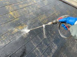 <p>屋根　高圧洗浄でしっかり汚れを洗い落していきます。