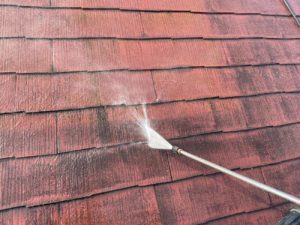 <p>屋根の高圧洗浄。長年の汚れを洗い残しがないように確認をしながら洗浄しました。