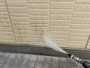<p>外壁　高圧洗浄。長年の汚れやコケを洗い残しがないように確認をしながら洗浄しました。