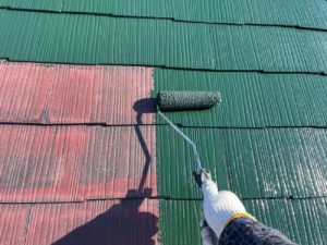 <p>屋根　中塗り1回目。塗り残しがないようにしっかりと塗っていきます。